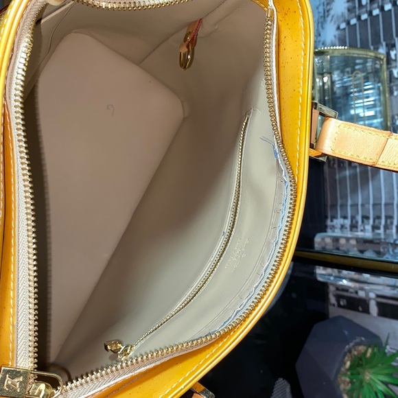 Authentic Louis Vuitton Vernis Shoulder Bag - Picture 10 of 17